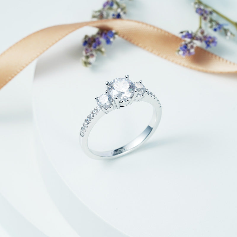 Vintage Three Stones Ring 925 Sterling Silver Inlaid with Clear Gemstones_4