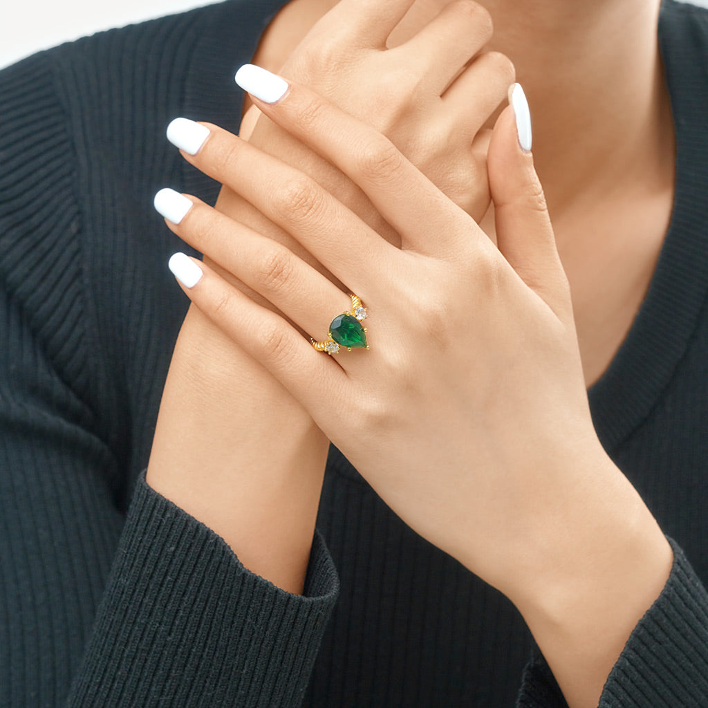 Gnoce Pear-cut Emerald Three-stone Engagement Ring Statement Ring_5