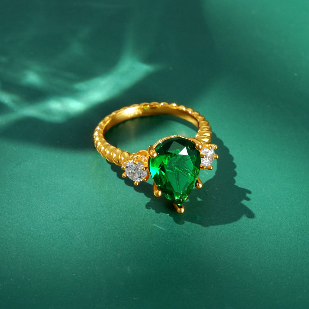 Gnoce Pear-cut Emerald Three-stone Engagement Ring Statement Ring_4