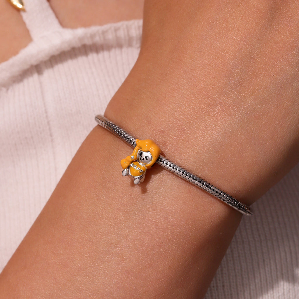 Gnoce MBTI ESFP Personality Type Embraces Love Charm_6