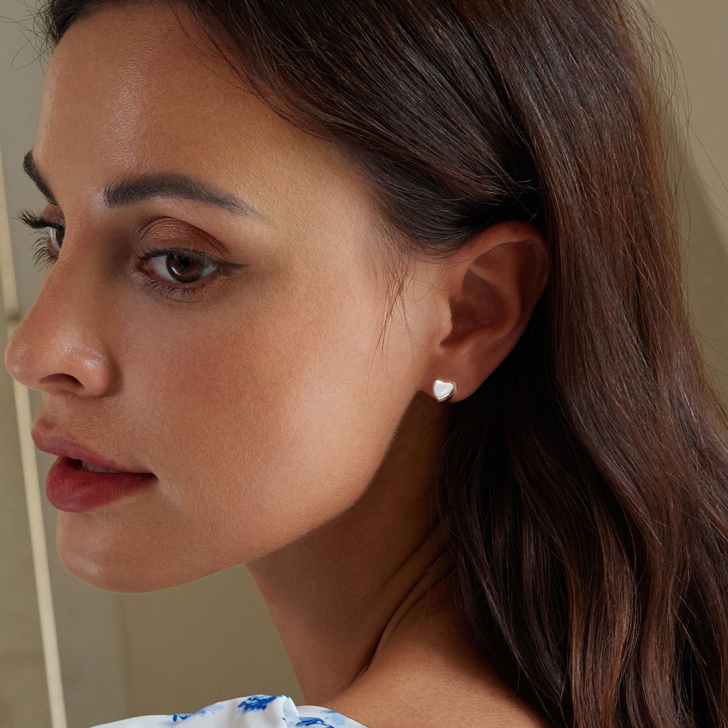 Gnoce Heart White Shell Stud Earrings_4