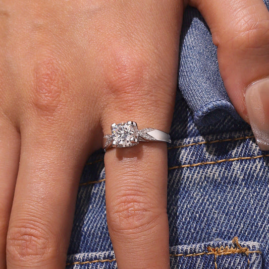Gnoce Sparkling Twist 1.0 Ct Round VVS Moissanite Engagement Ring_6