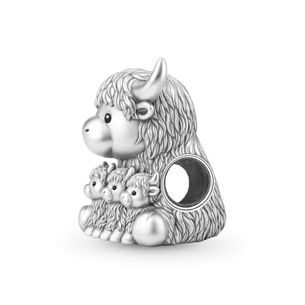 Gnoce Highland Cow Embraces Three Babies Charm_5