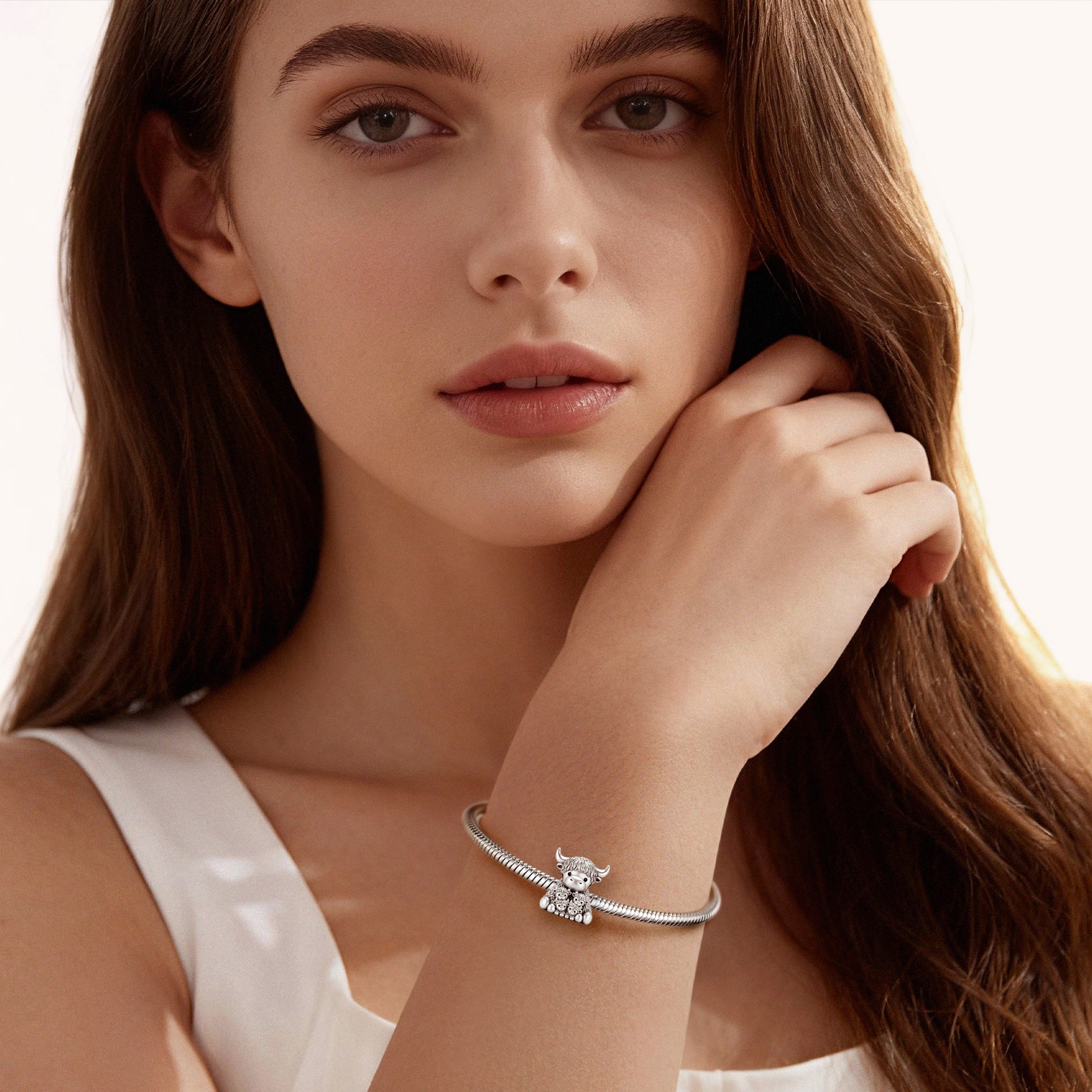 Gnoce Highland Cow Embraces Four Babies Charm_4