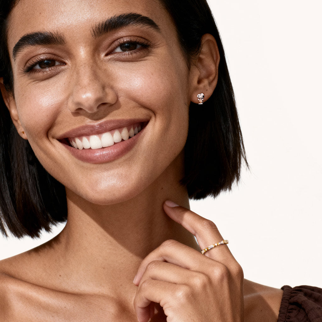 Gnoce Peanuts Snoopy Embraces Pear-Cut Stud Earrings_3