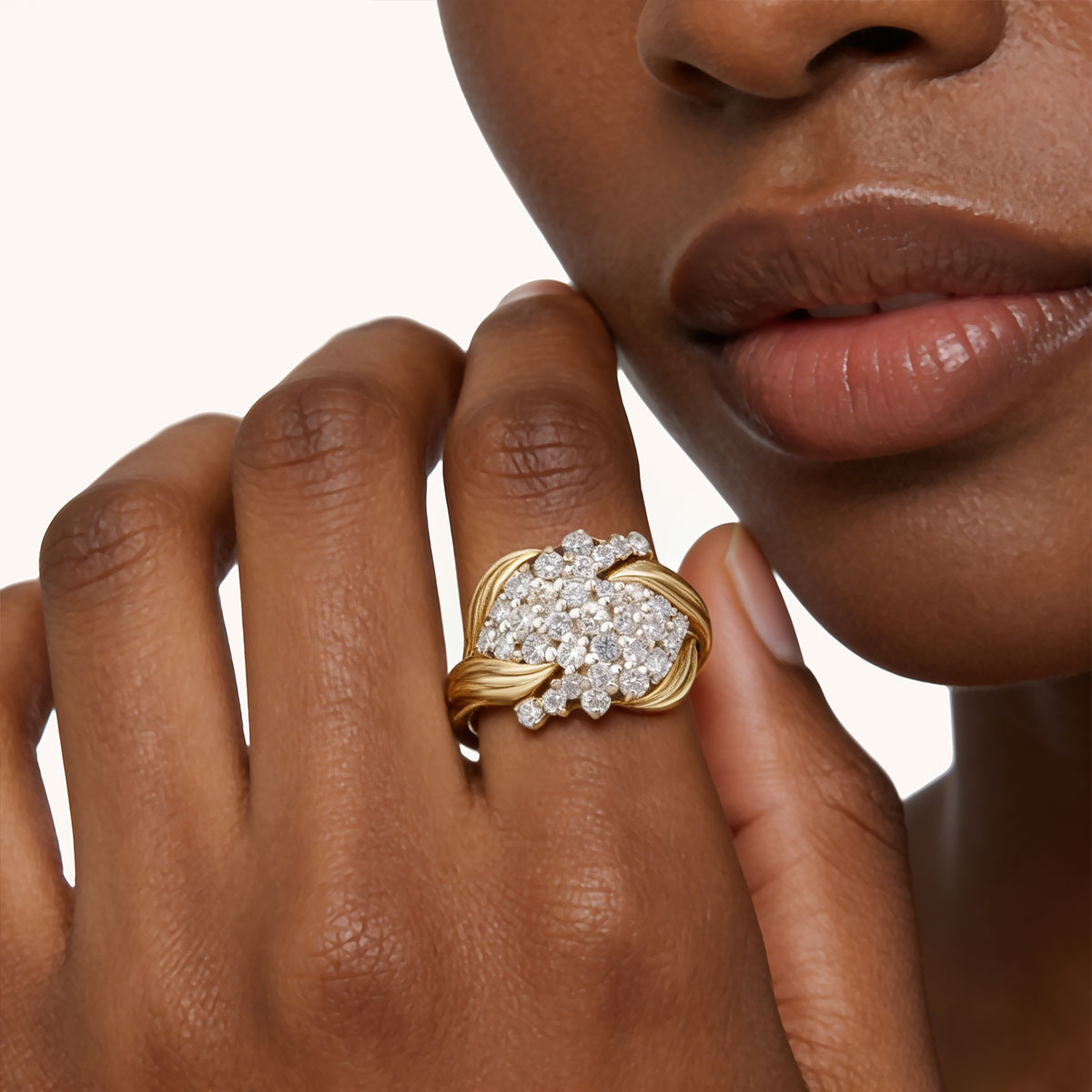 Gnoce Brilliant Round-Cut Engagement Ring_2